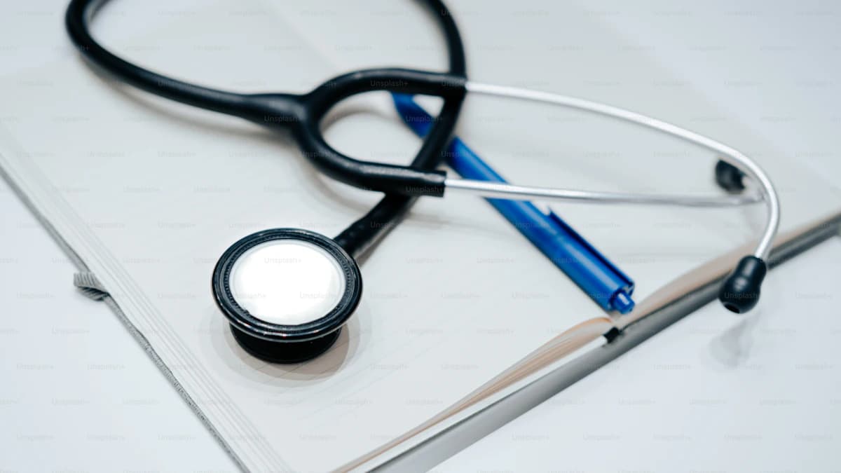 Persoon die notities maakt om natuurgeneeskundige begeleiding te evalueren
