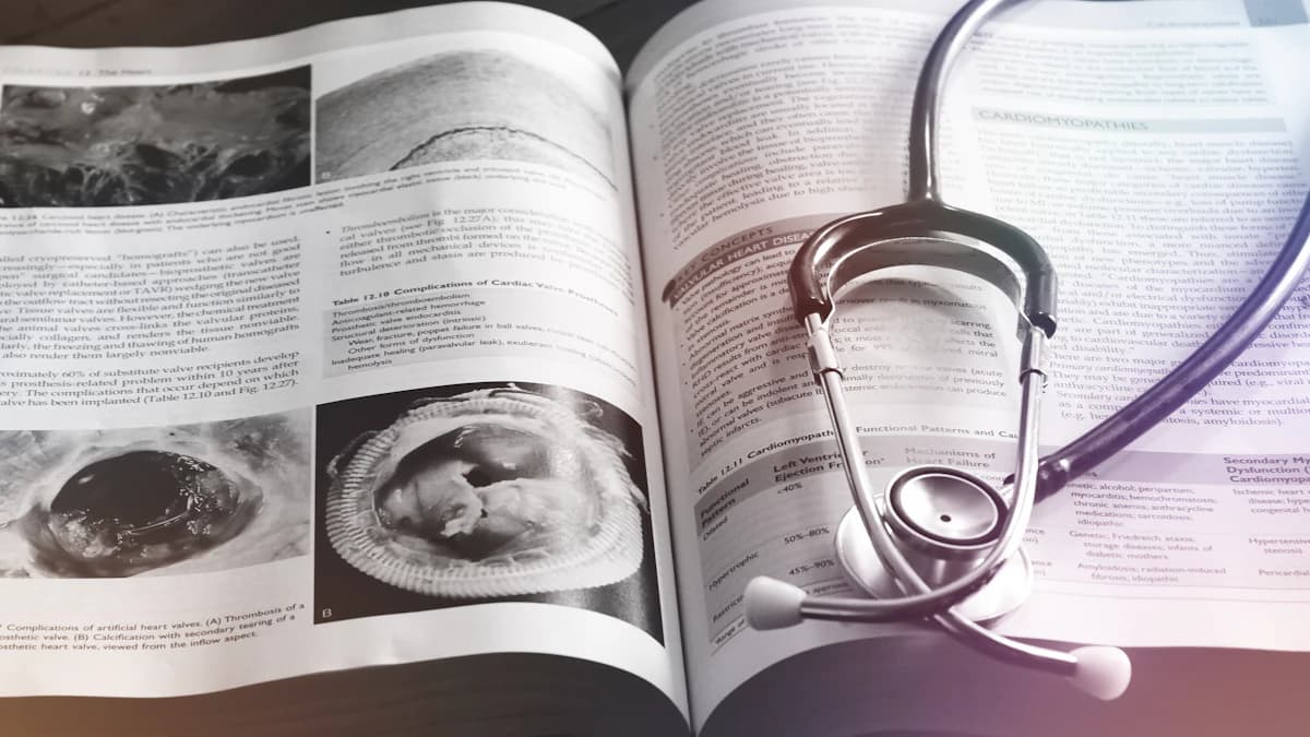 Persoon leest online reviews van een natuurgenezer op een laptop