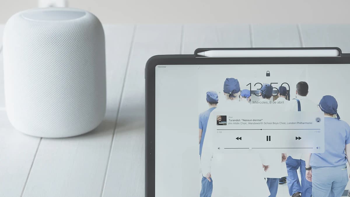Persoon bekijkt online reviews van natuurgenezers op een laptop