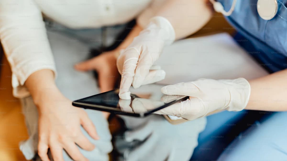 Persoon bekijkt gezondheidsinformatie kritisch aan een tafel