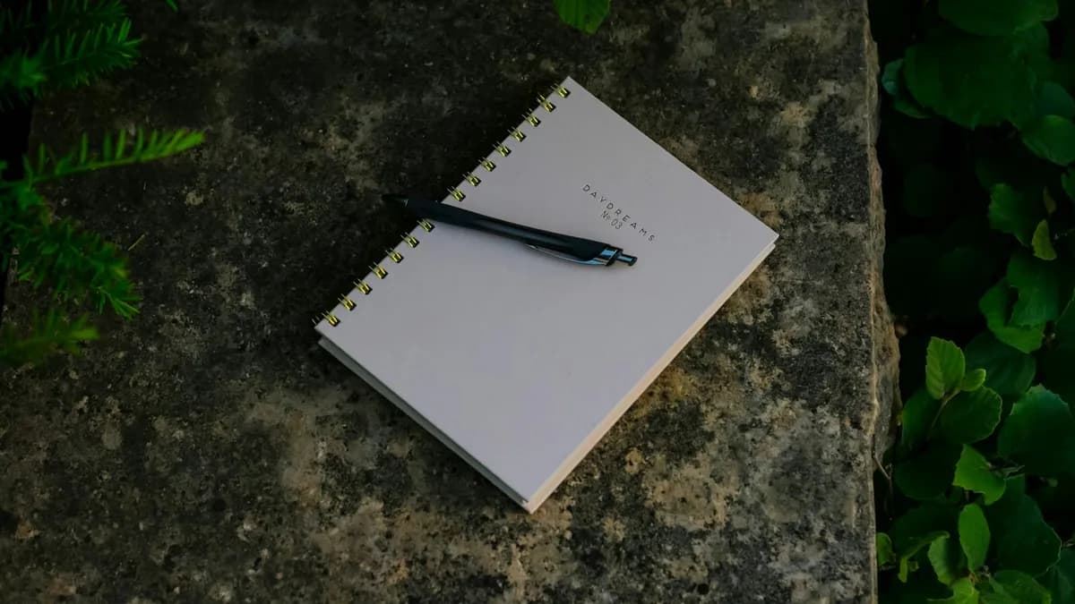 Persoon in herstel die in een dagboekje energie en belastbaarheid noteert na een wandeling