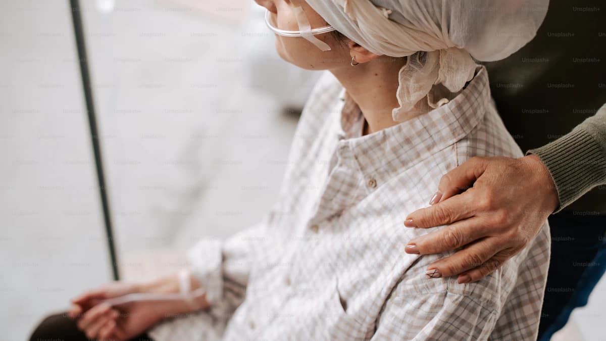 Persoon doet begeleide revalidatieoefeningen na een kankerbehandeling