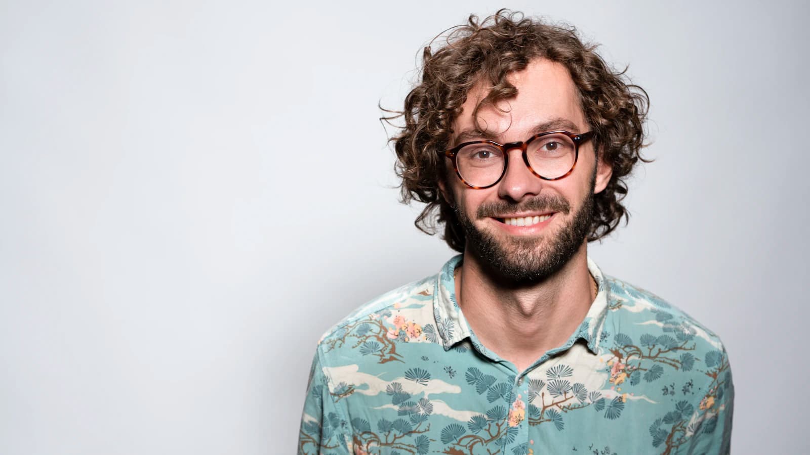 Persoon met vermoeide ogen achter een computerscherm op een kantoor