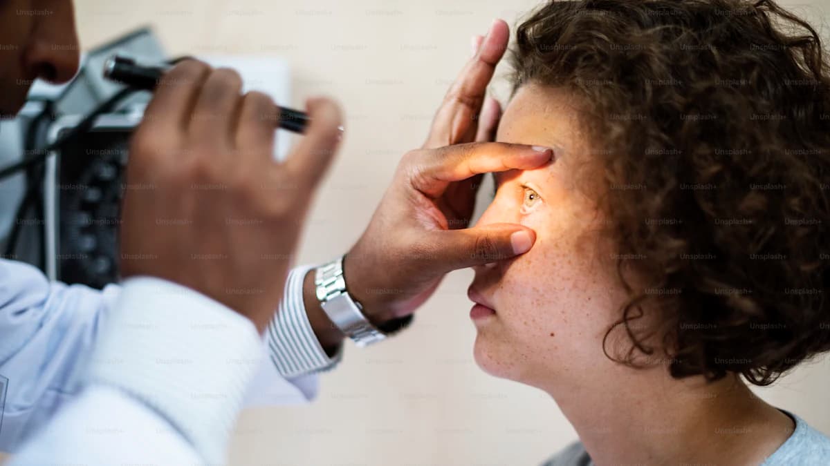 Contactlenscontrole met spleetlamp bij een oogzorgprofessional