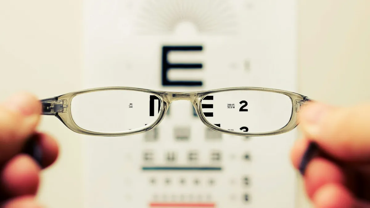 Zorgverlener maakt een netvliesfoto van het oog tijdens een diabetescontrole