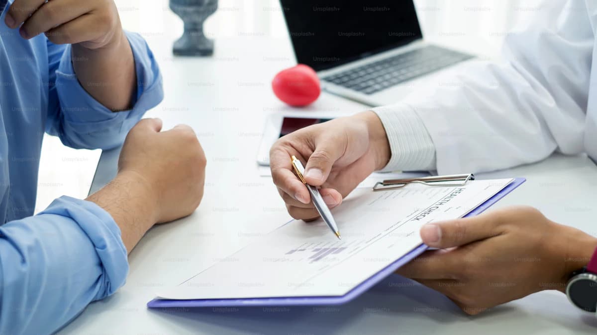 Persoon bereidt een consult bij een arts voor met notities, medicatieoverzicht en voedingsdagboek