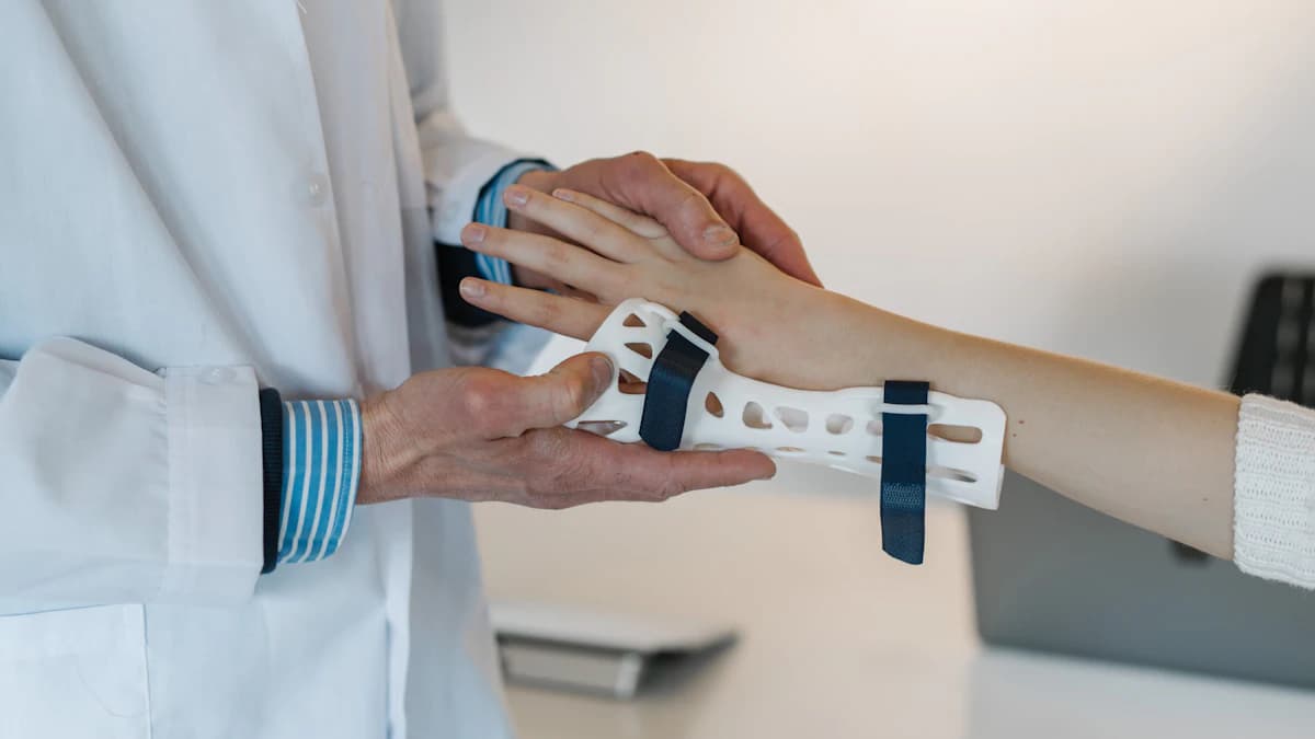 Zorgverleners bespreken voedingsadvies en medicatie aan een tafel