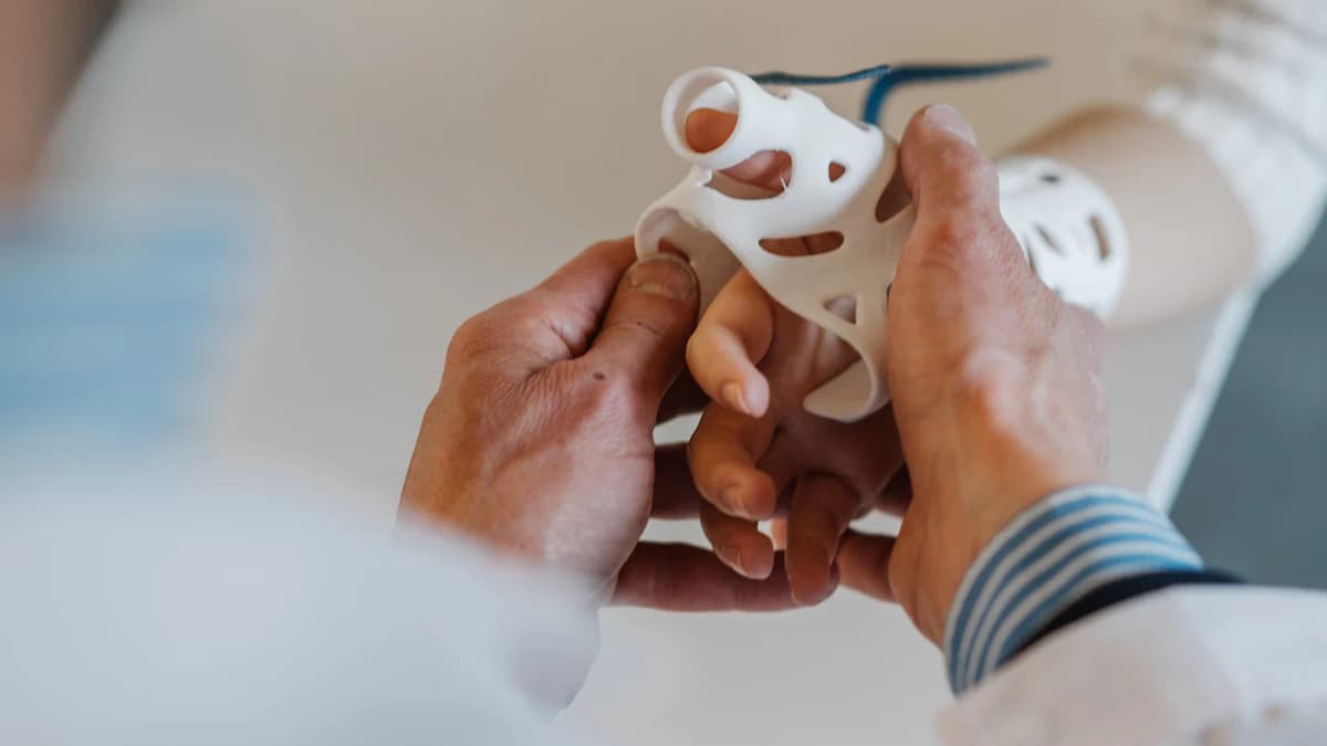 Persoon controleert ziekenfondsvoorwaarden en medische bewijsstukken op een laptop