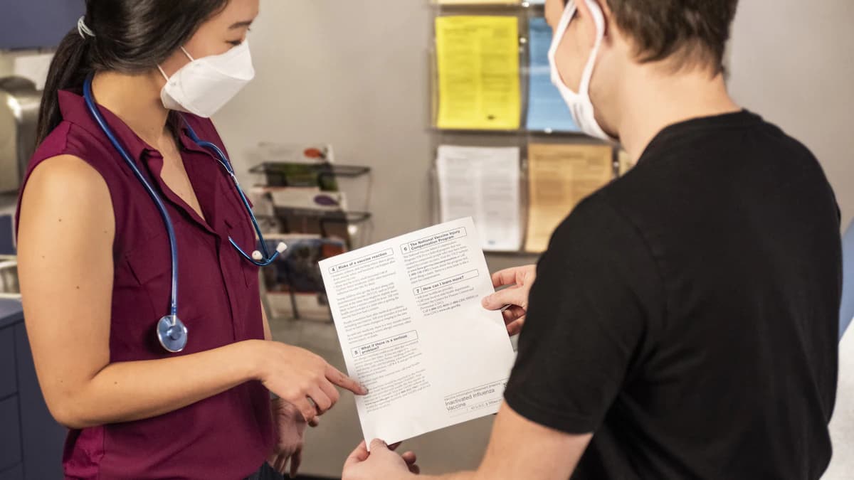 Potje voedingssupplementen naast een notitieboek met vragen voor een arts