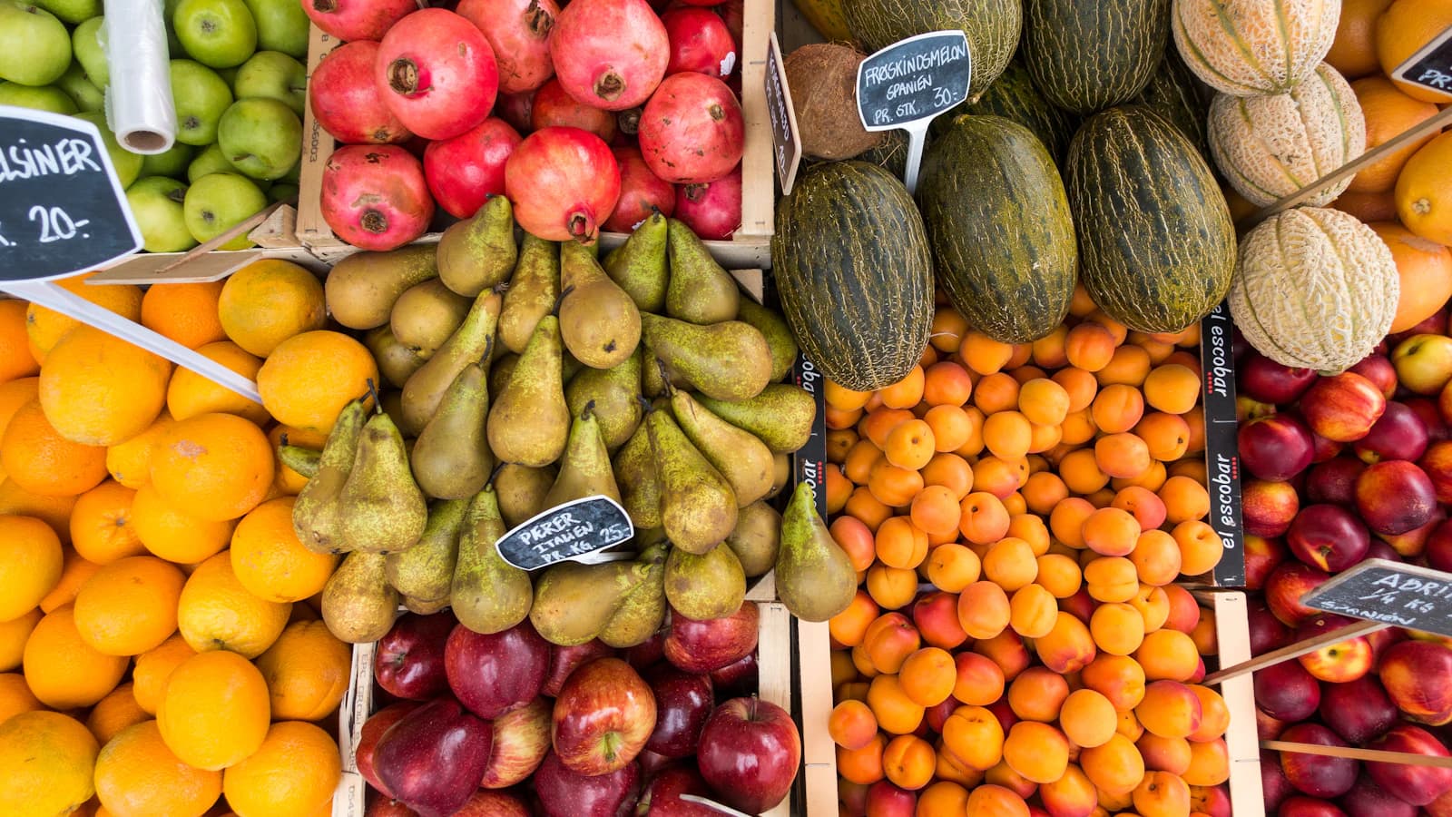 Oudere persoon met een kleine, weinig aangeraakte maaltijd aan tafel