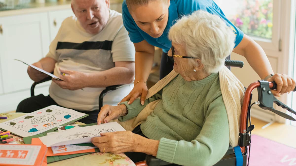 Ouderendiëtist bespreekt voedingszorg aan de keukentafel bij een oudere thuis