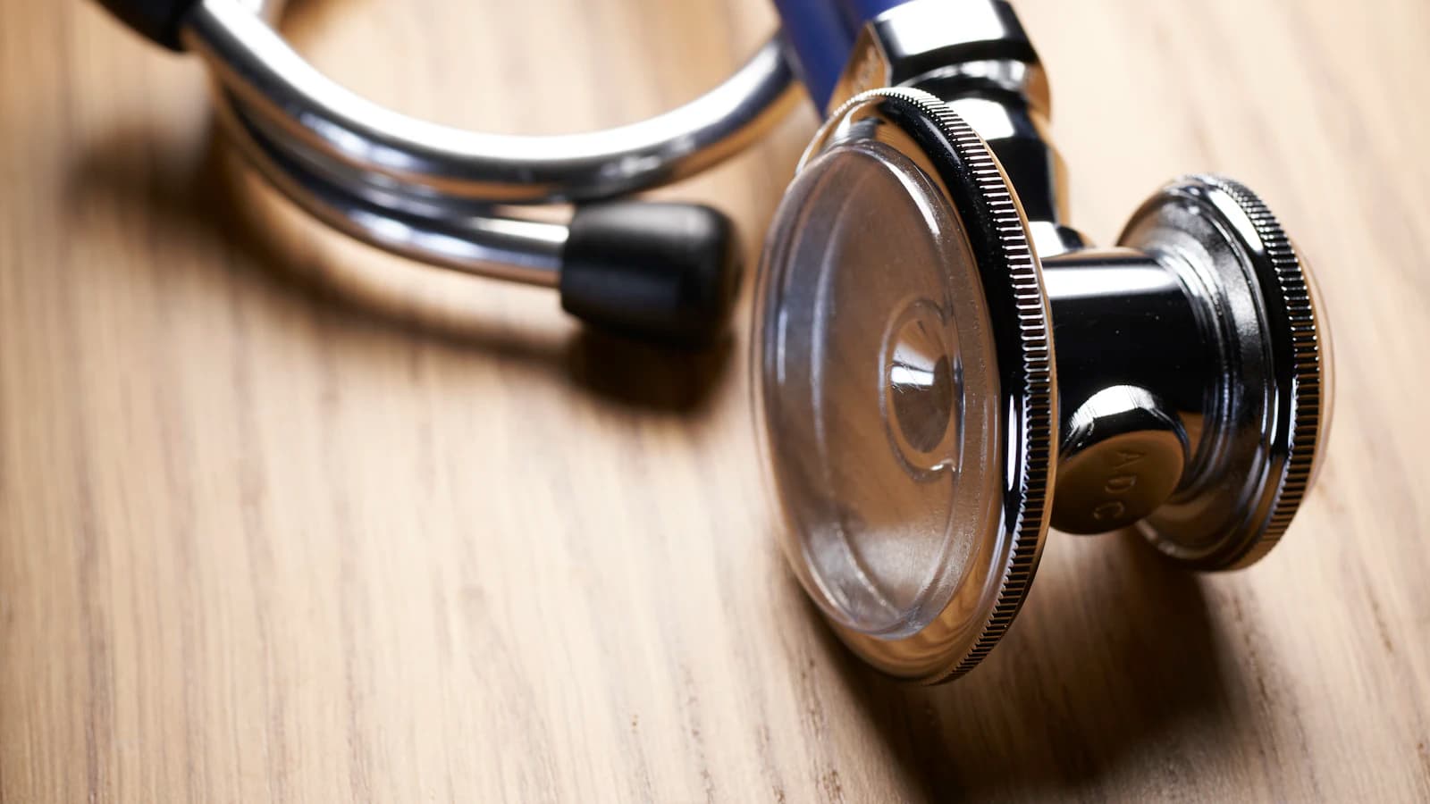 Persoon die pijnklachten noteert in een dagboek aan de keukentafel