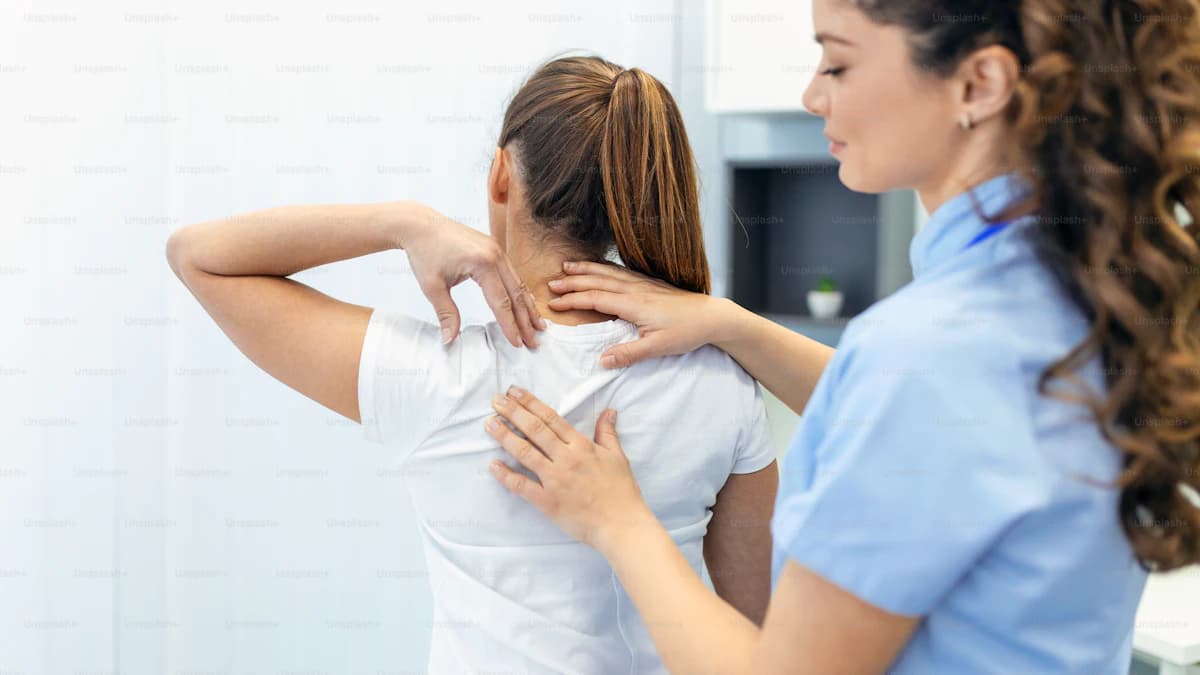 Pijnarts bereidt een technische pijnbehandeling voor in een ziekenhuisruimte