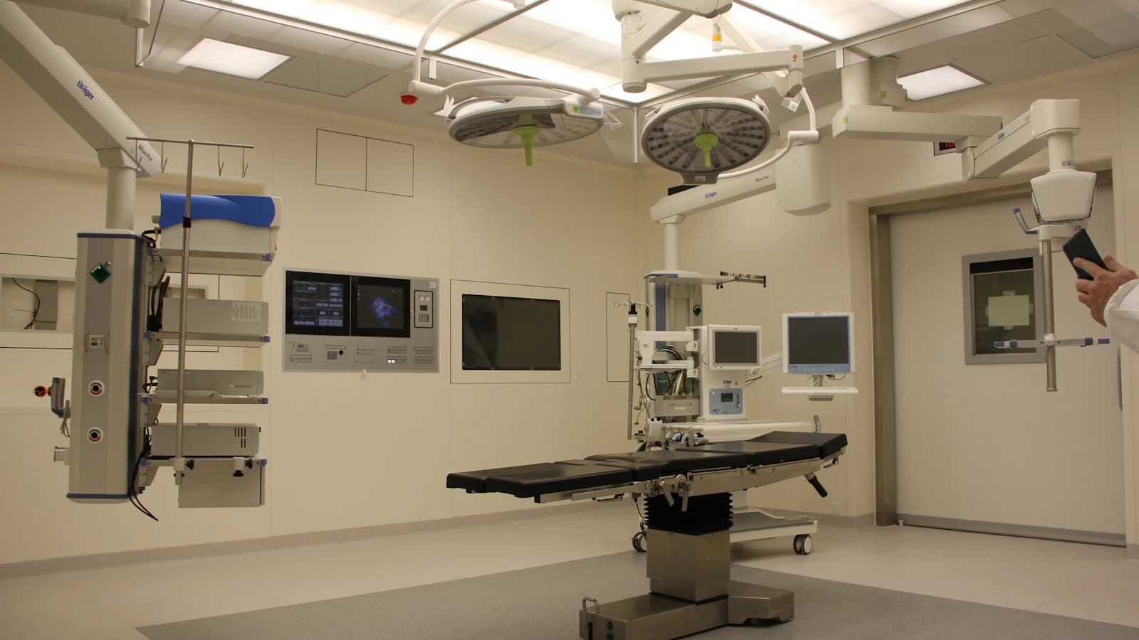 Zorgverlener en patient in gesprek over chronische pijn in een multidisciplinair pijncentrum