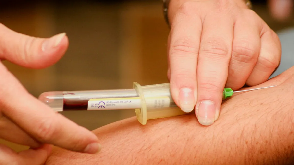 Donor geeft plasma via plasmaferese in een donatiecentrum van het Rode Kruis-Vlaanderen
