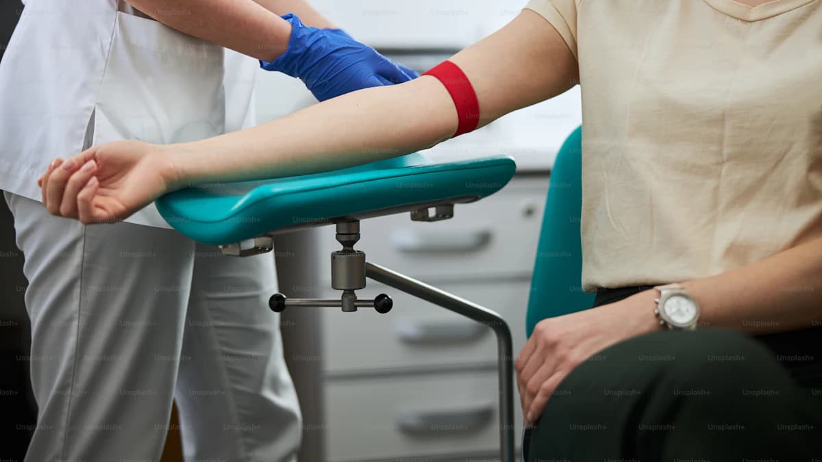 Donor in een Rode Kruis-donorcentrum tijdens een bloed- of plasmadonatie