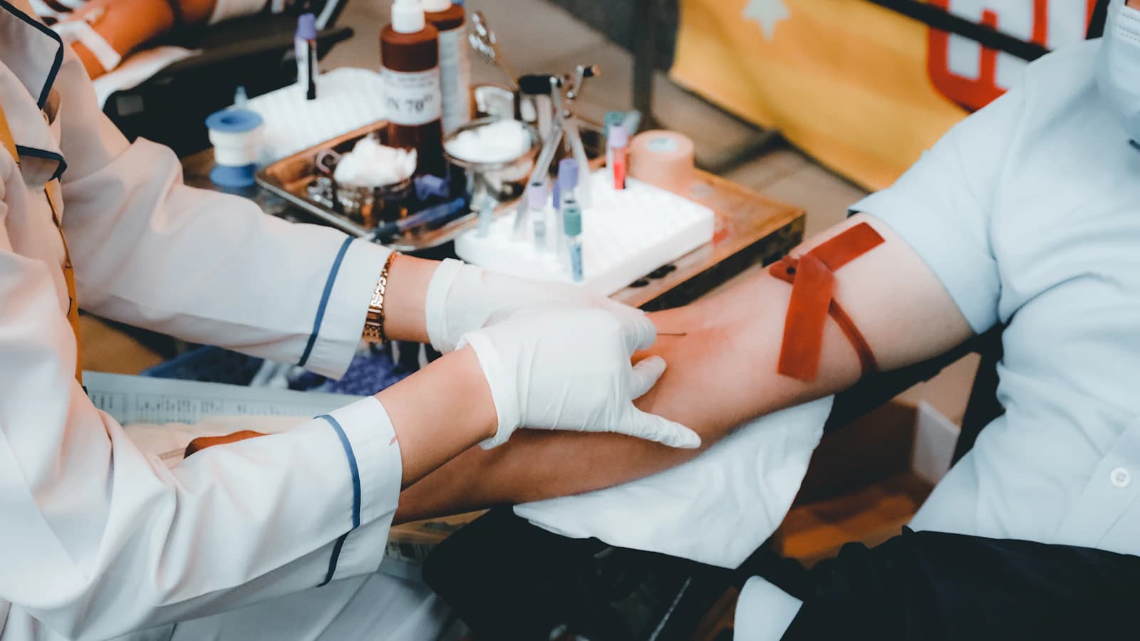 Donor geeft plasma via plasmaferese in een donatiecentrum onder begeleiding van een verpleegkundige