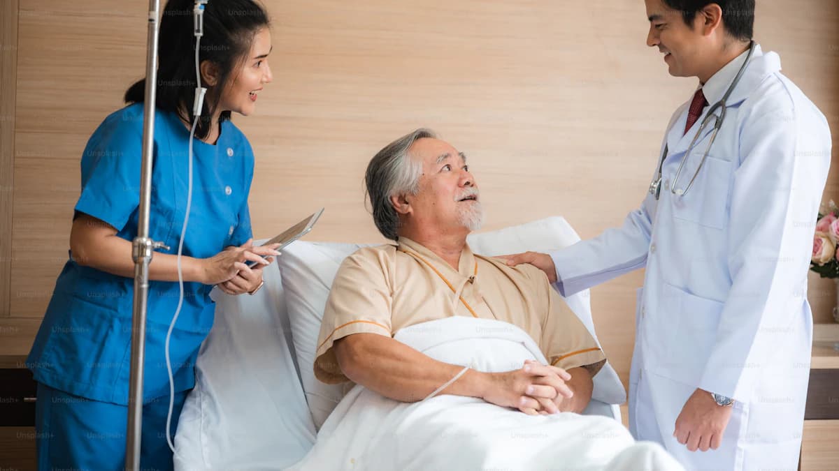 Donor leest informatie over vrijwillige plasmadonatie voor een afspraak