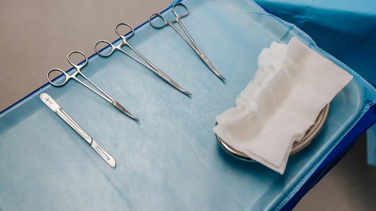 Persoon in gesprek met een arts tijdens een esthetisch consult in een spreekkamer