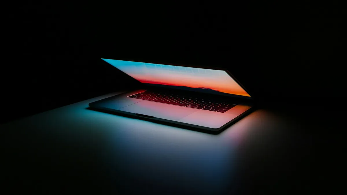 Persoon leest online reviews over een esthetische kliniek op een laptop
