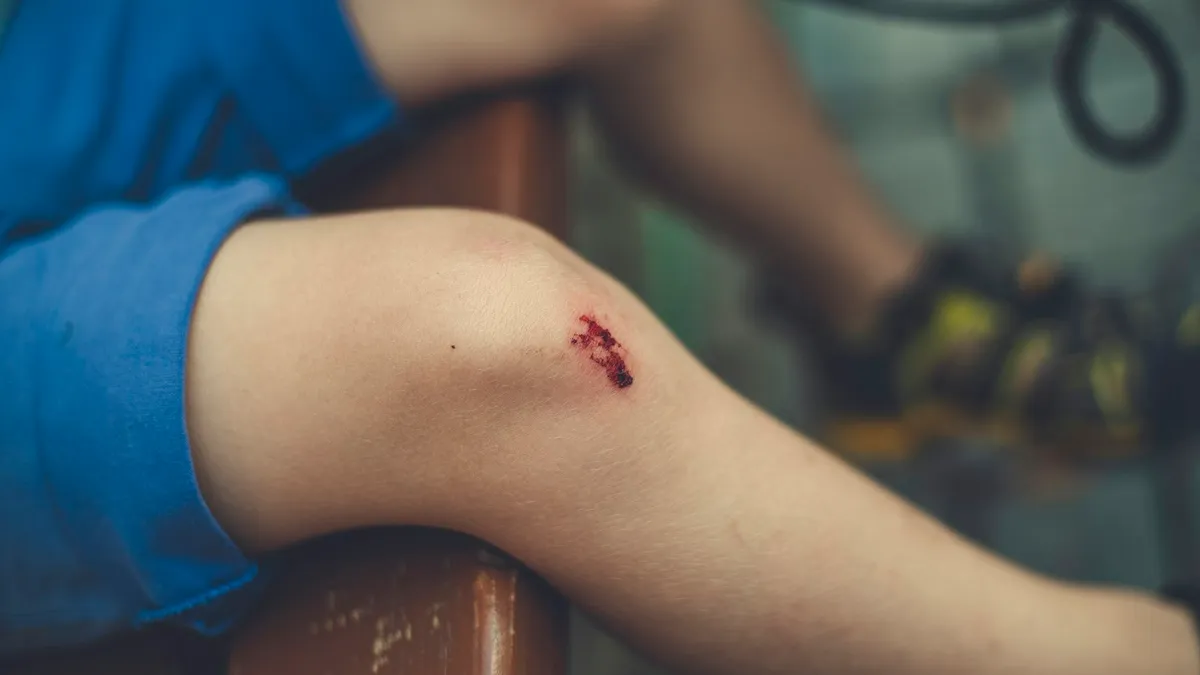 Persoon in gesprek met een arts over de verzorging van een litteken na een ingreep