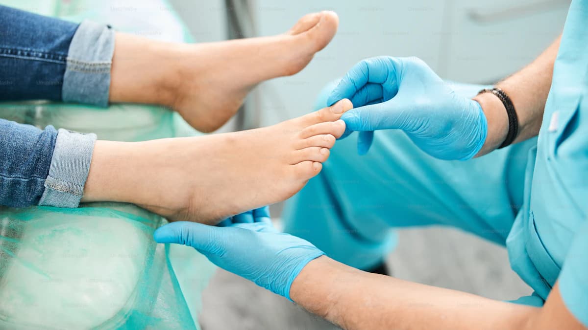 Kindervoeten op een onderzoeksbank bij een podoloog