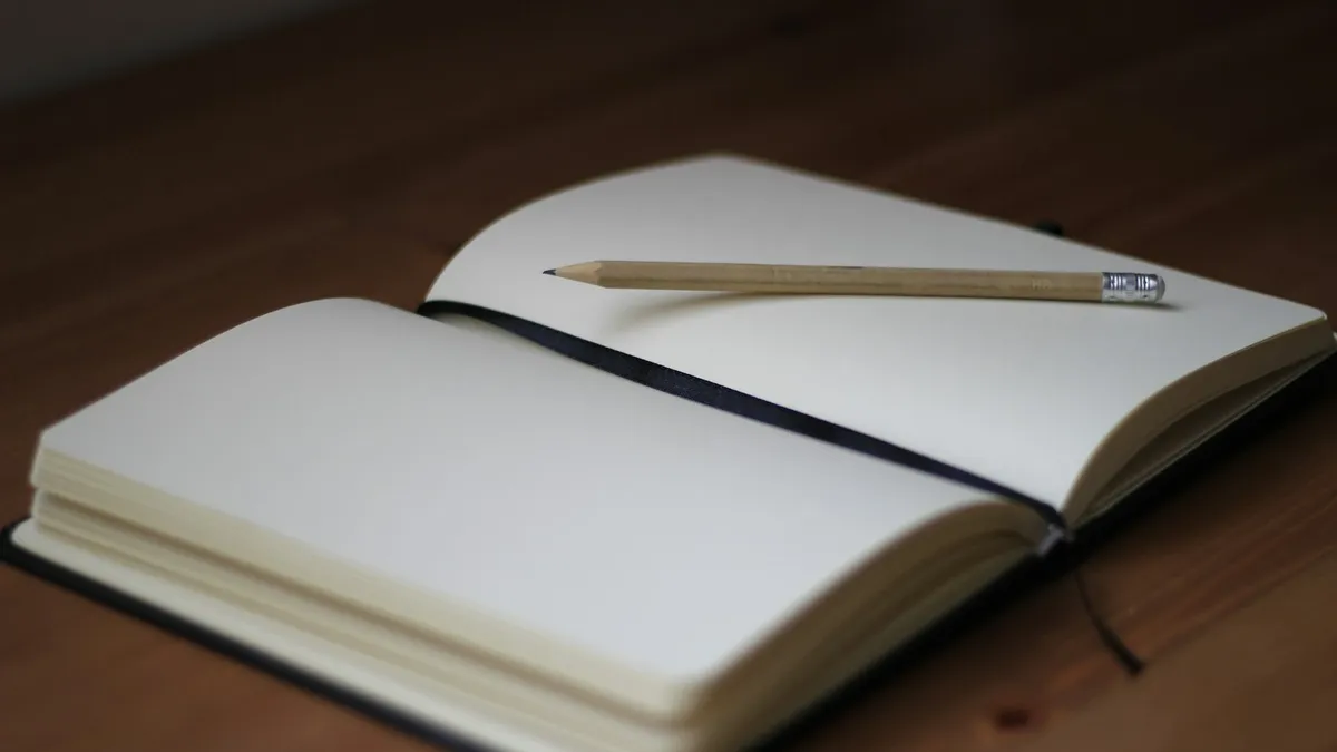 Persoon schrijft klachten en doelen op in een notitieboek ter voorbereiding van een gesprek met de psycholoog