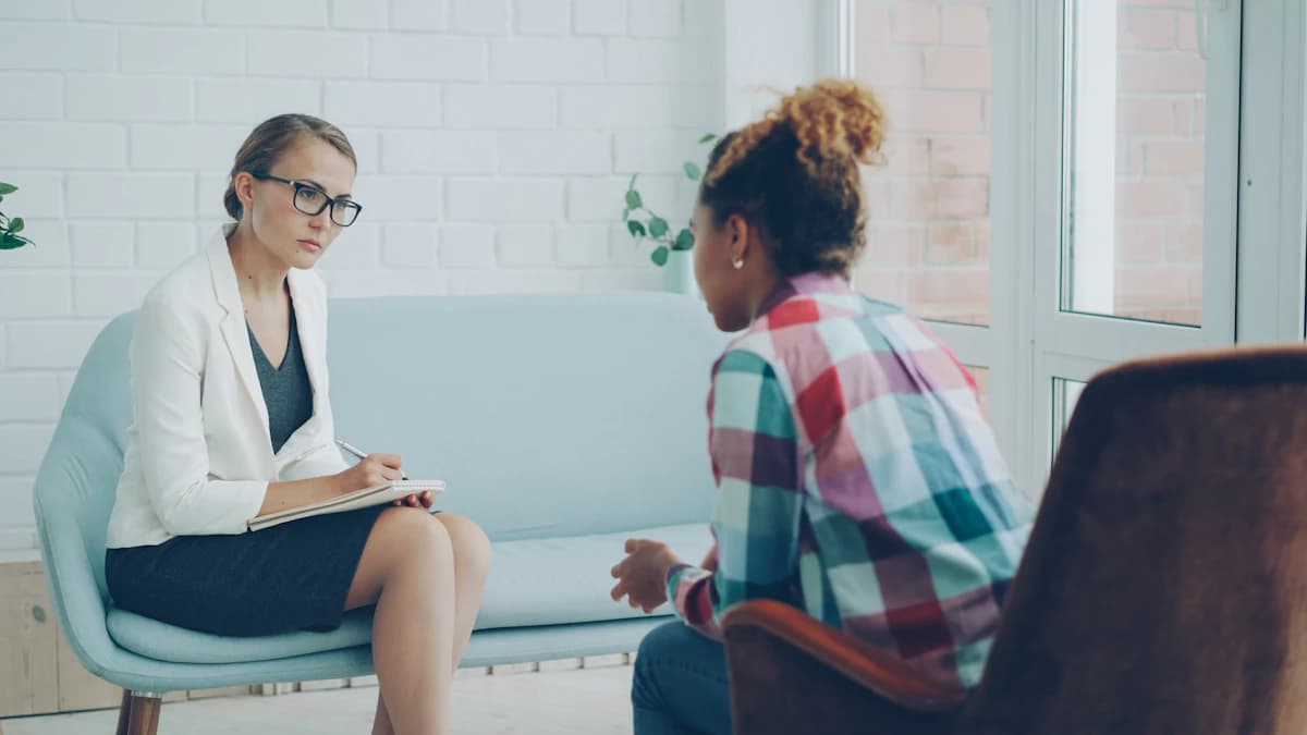 Notitieboek en kop thee op een rustige tafel voor een eerste gesprek bij de psycholoog