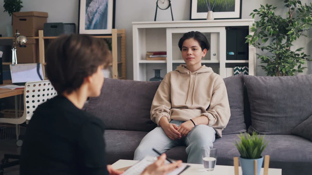 Twee stoelen in een rustige gespreksruimte voor psychologische begeleiding
