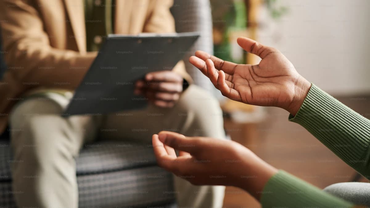 Persoon die rustig nadenkt voor een gesprek met een andere psycholoog