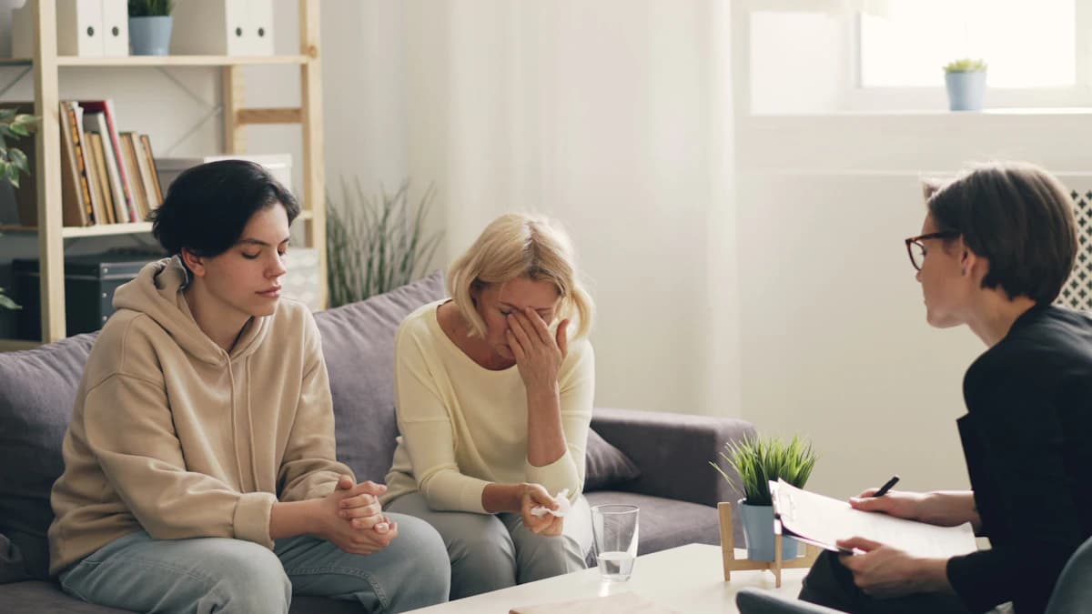 Gespreksruimte met twee stoelen voor psychologische zorg