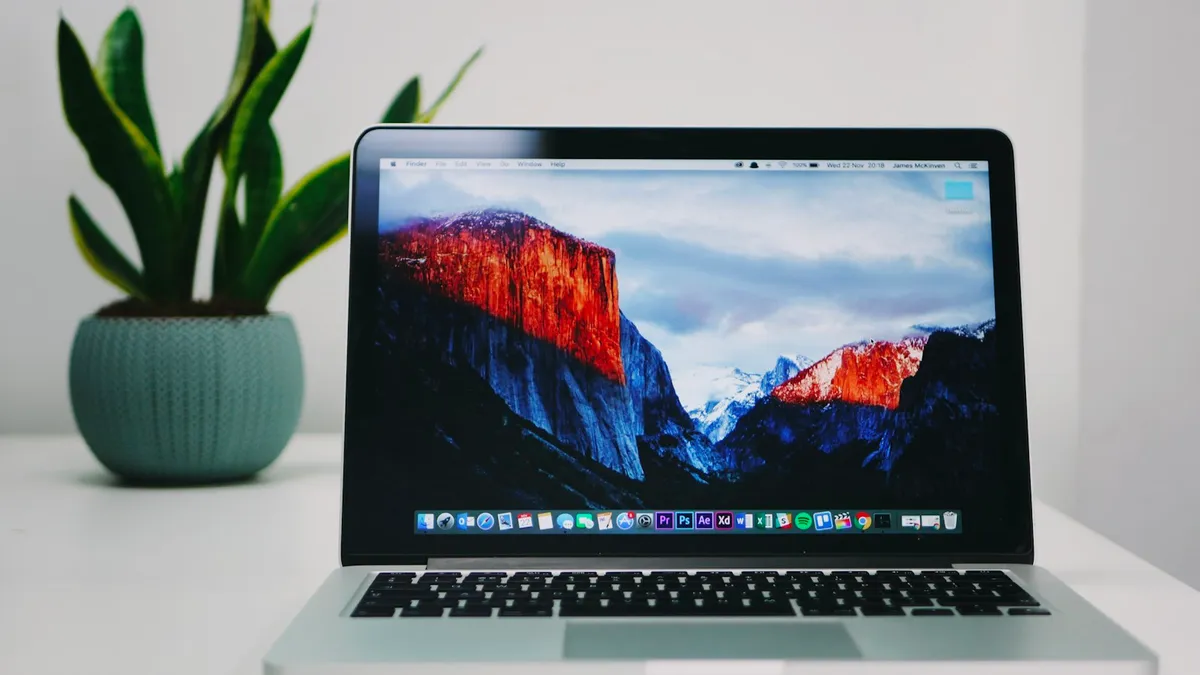 Persoon leest online reviews van een psycholoog op een laptop aan de keukentafel
