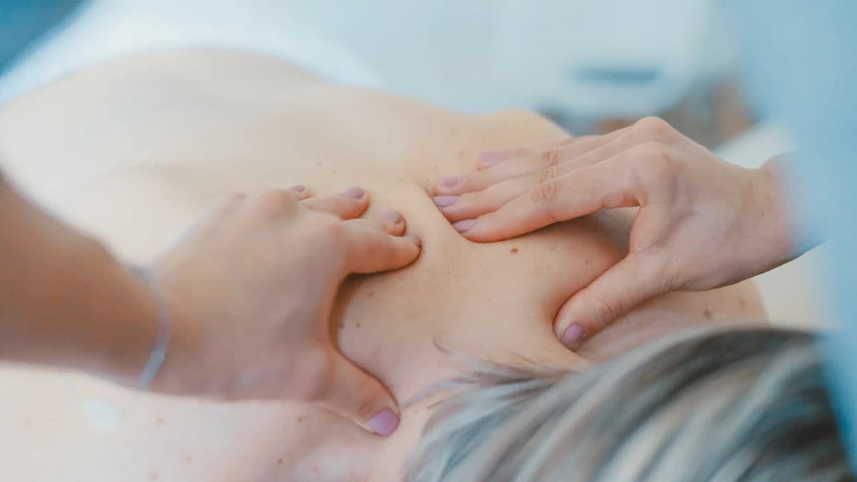 Persoon zit rustig en oefent ademhaling en lichaamsbewustzijn tijdens psychosomatische kinesitherapie