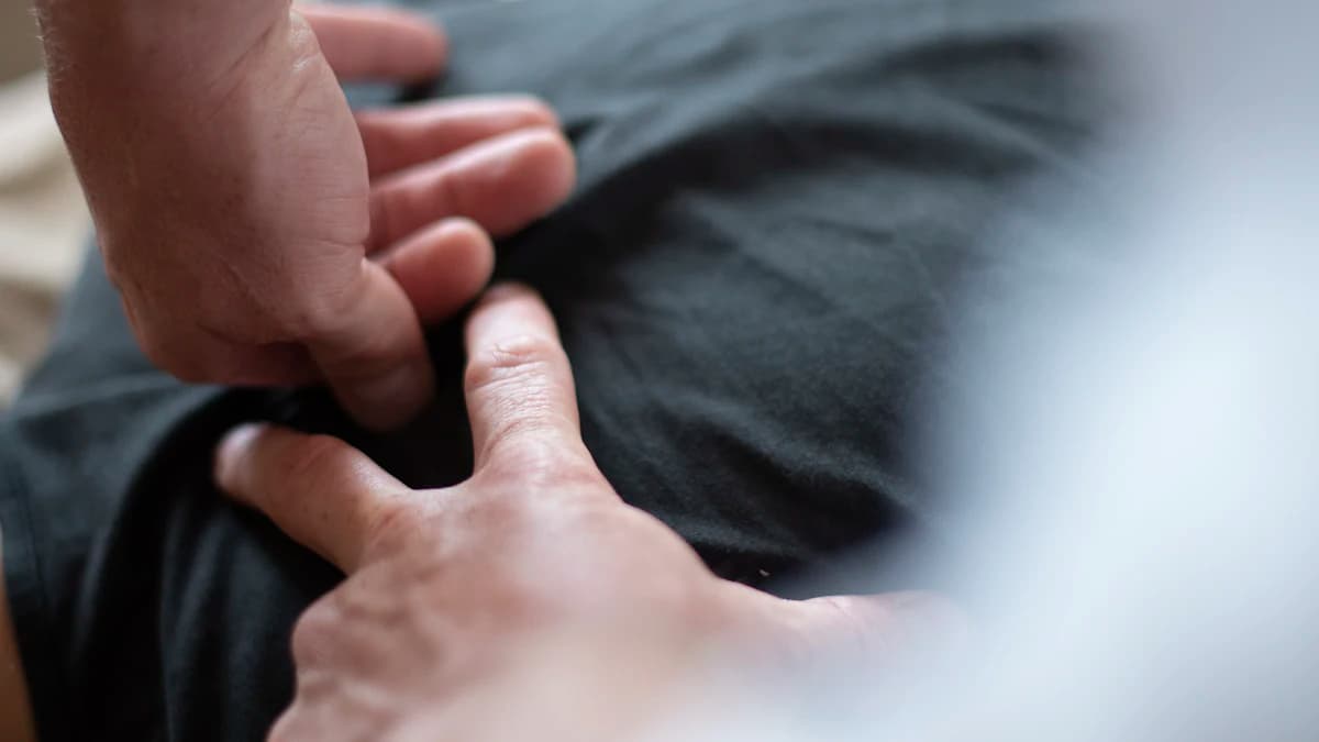 Persoon krijgt rustige begeleiding bij beweging en chronische pijnklachten