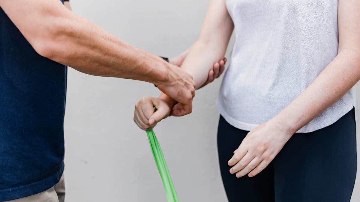 Gesprek tussen zorgverlener en patient over stress, spanning en lichamelijke klachten