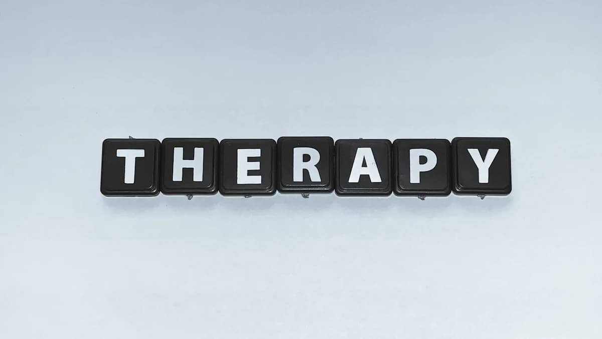 Persoon noteert vragen ter voorbereiding van een eerste intake psychotherapie