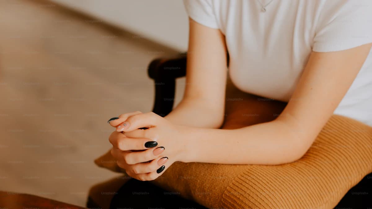 Persoon die notities maakt ter voorbereiding van een therapiegesprek