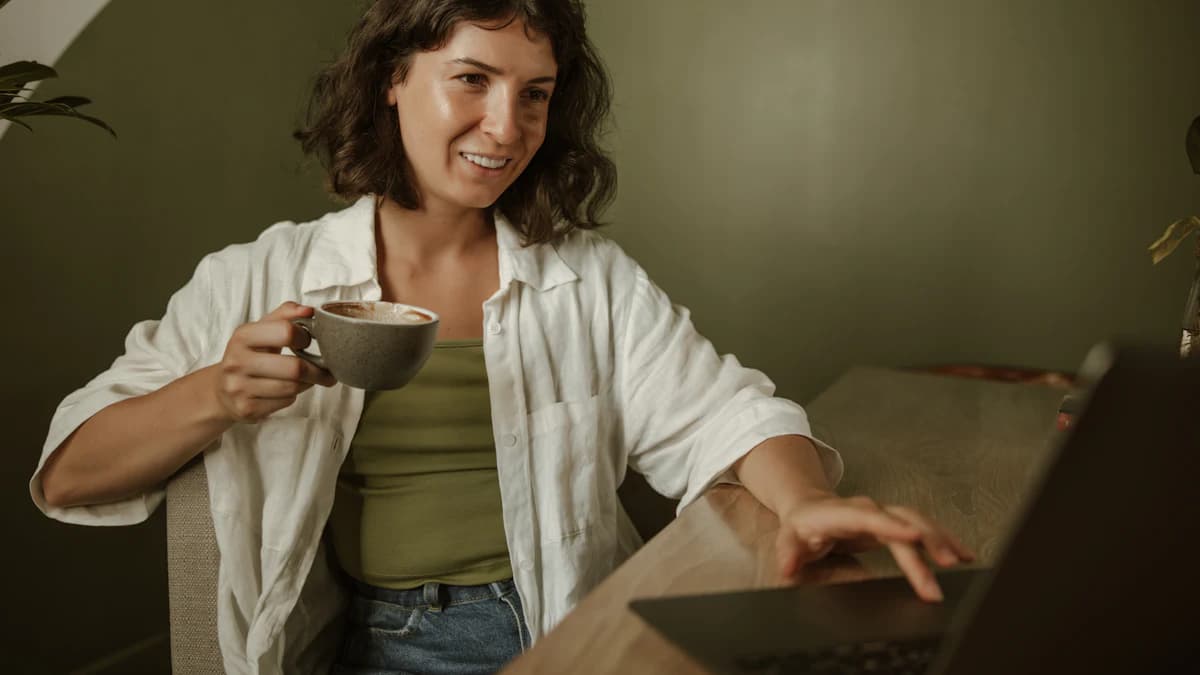 Persoon volgt online psychotherapie via een videogesprek op een laptop