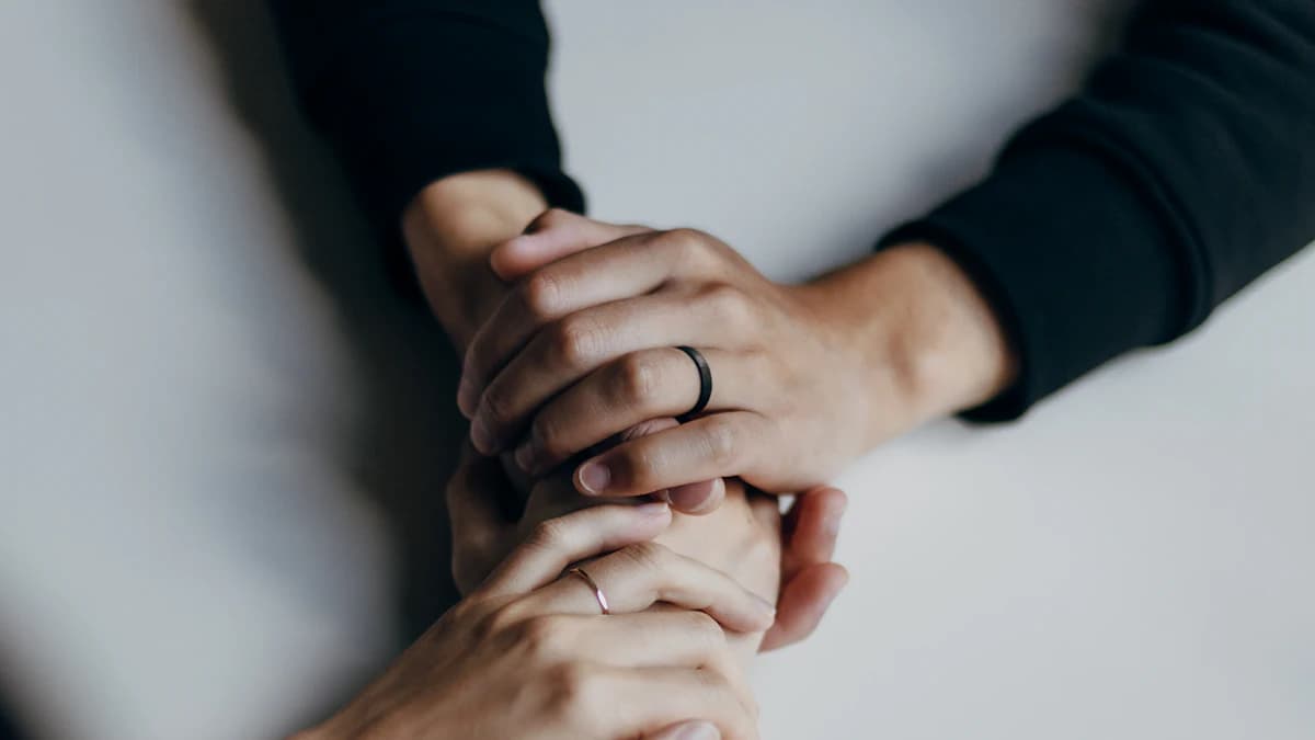 Twee familieleden in gesprek met een therapeut in een rustige praktijkruimte