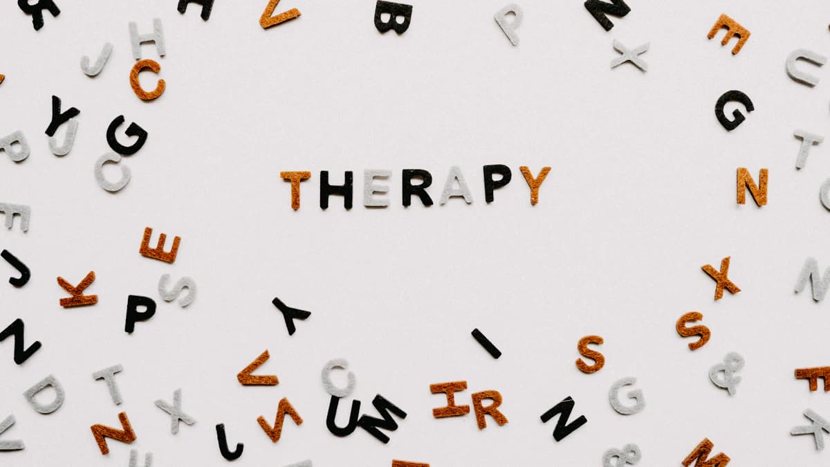 Notitieboek en pen op tafel tijdens een rustig gesprek over psychotherapie