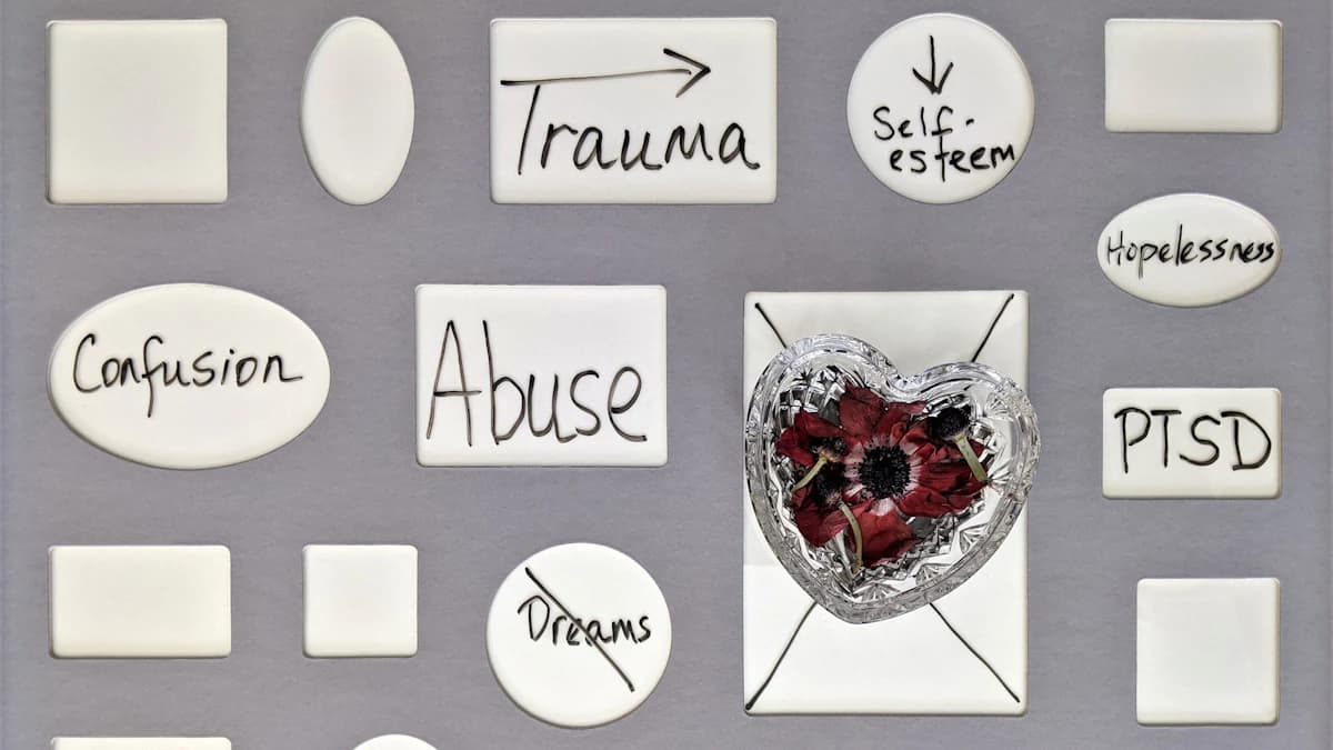 Rustige therapieruimte met twee stoelen voor een gesprek na burn-out of trauma