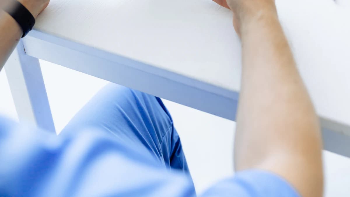 Patient bereidt documenten en vragen voor op een eerste afspraak bij de reumatoloog