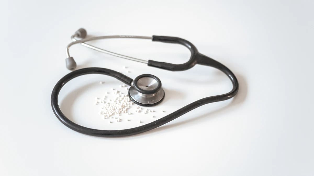 Persoon bekijkt een medicatieschema tijdens een reumatologieconsult