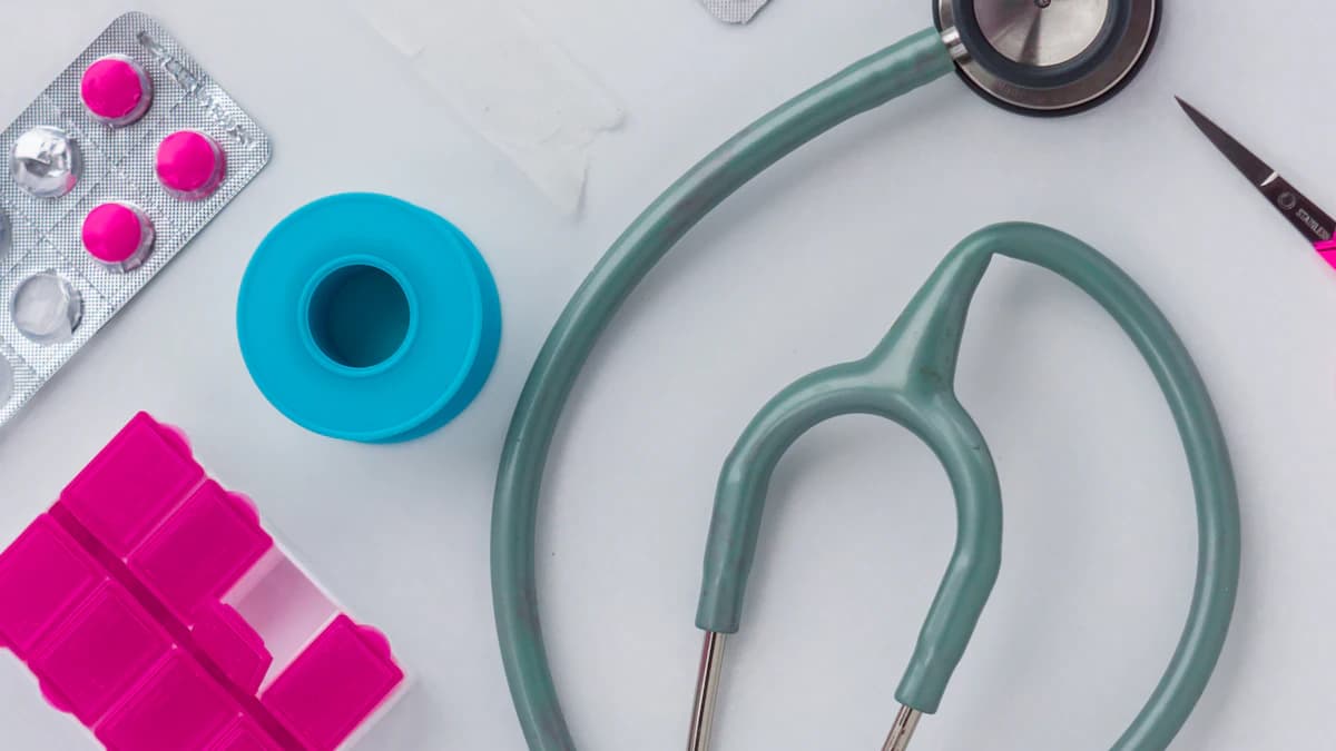 Persoon houdt een pijnlijke knie vast bij plotse gewrichtsklachten