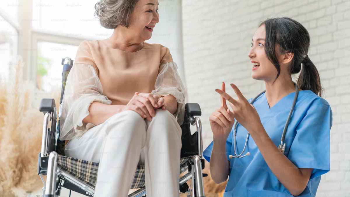 Oudere persoon aan tafel met mantelzorger en zorgverlener tijdens een zorggesprek