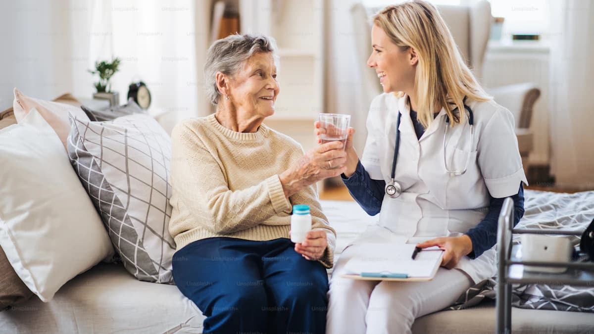Rustige woonkamer met herkenbare meubels voor een oudere persoon met dementie