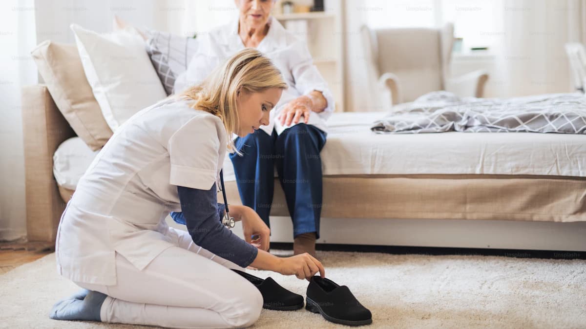 Zorgmedewerker begeleidt een oudere persoon met dementie in een woonzorgcentrum