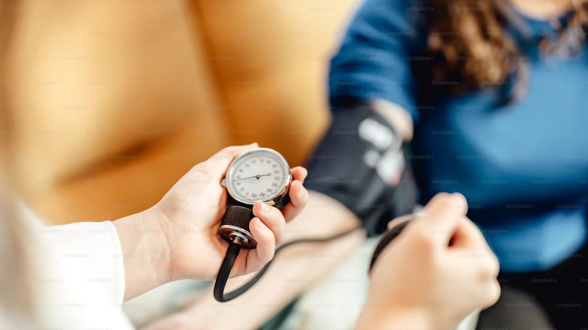 Oudere persoon met mantelzorger aan de keukentafel tijdens het plannen van zorg