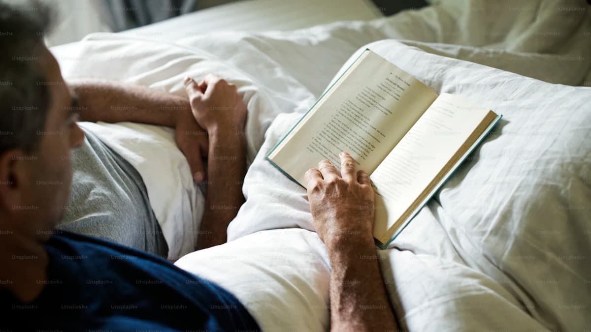 Persoon leest online reviews van slaapcentra op een laptop