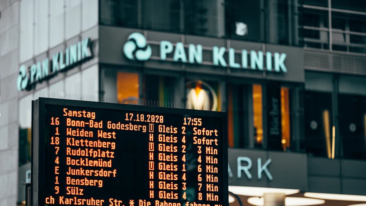 Persoon leest online reviews van slaapklinieken op een laptop